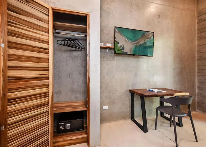 Steps To The Main Surf Break - 6 Bedroom Refundores