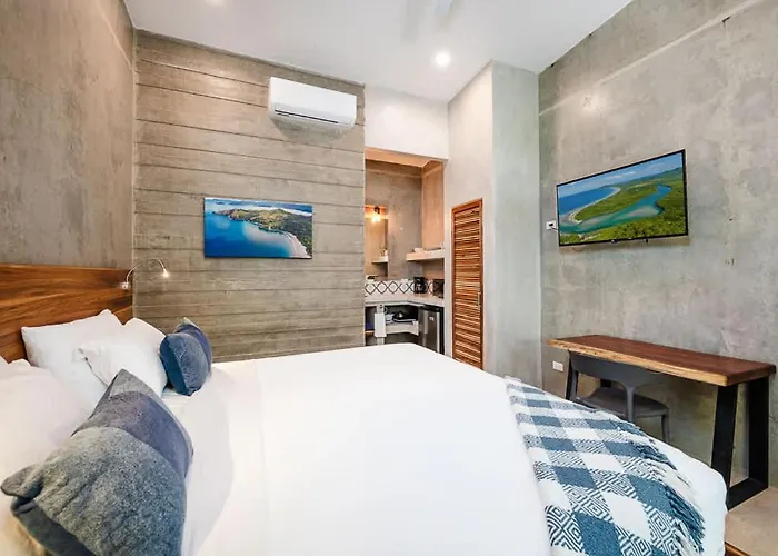 Steps To The Main Surf Break - 6 Bedroom Holiday home Refundores