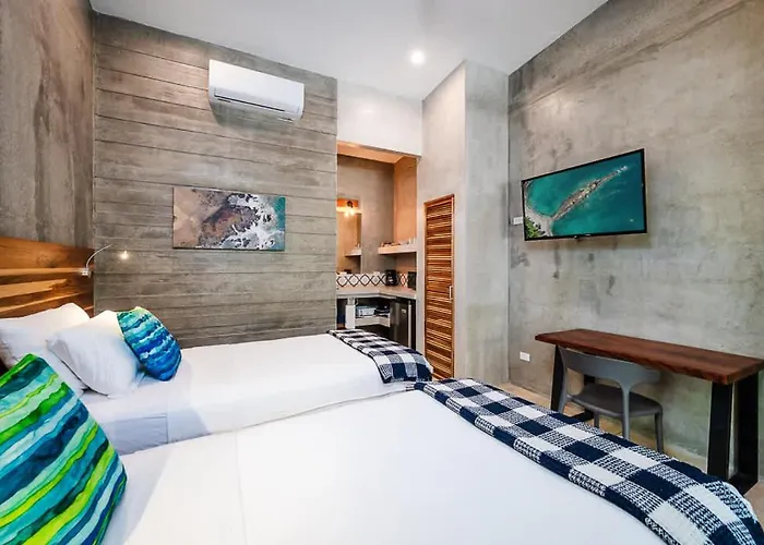 Steps To The Main Surf Break - 6 Bedroom Holiday home Refundores