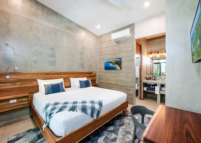 Holiday home Steps To The Main Surf Break - 6 Bedroom Refundores