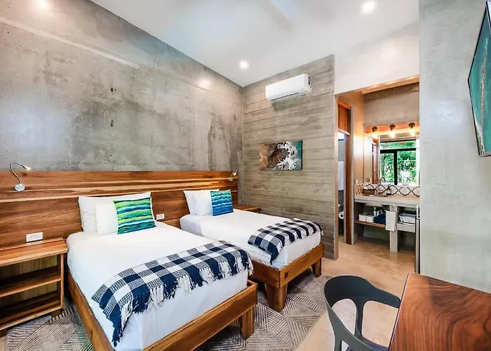 Holiday home Steps To The Main Surf Break - 6 Bedroom *