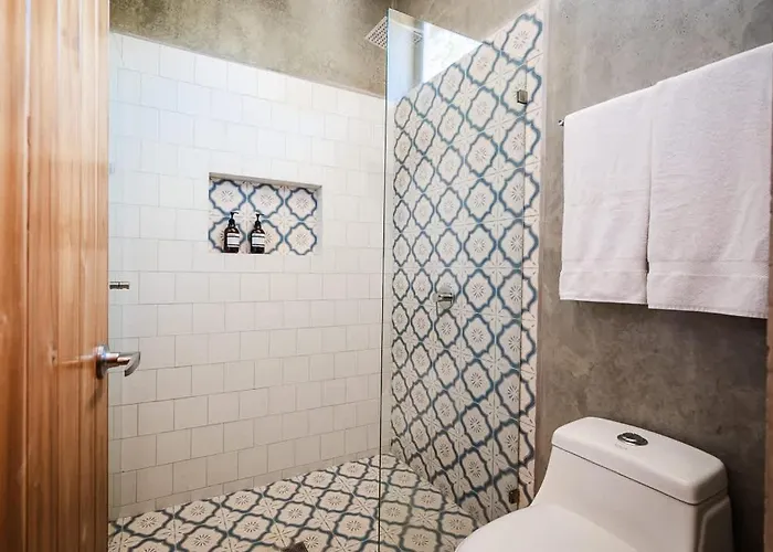 Steps To The Main Surf Break - 6 Bedroom Refundores