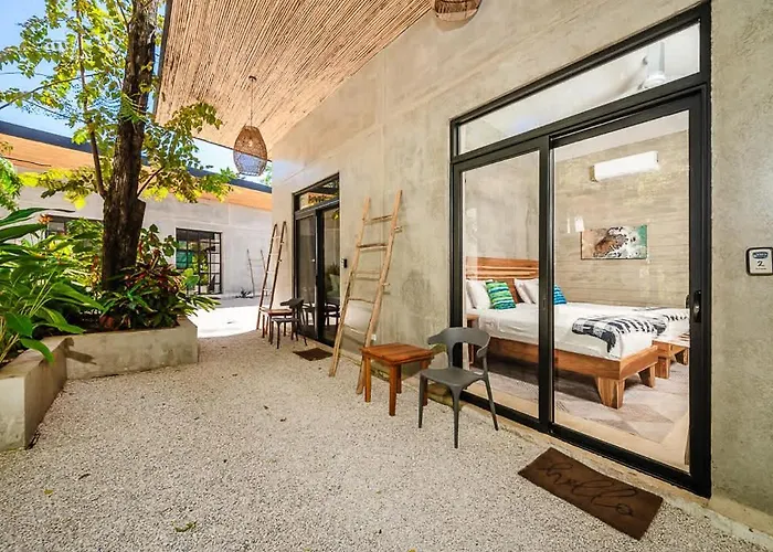 Holiday home Steps To The Main Surf Break - 6 Bedroom Refundores