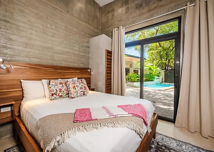 Steps To The Main Surf Break - 6 Bedroom Holiday home Refundores
