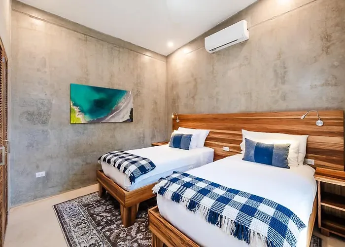 Holiday home Steps To The Main Surf Break - 6 Bedroom Refundores