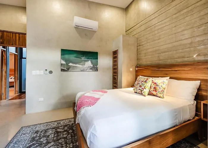Steps To The Main Surf Break - 6 Bedroom Refundores