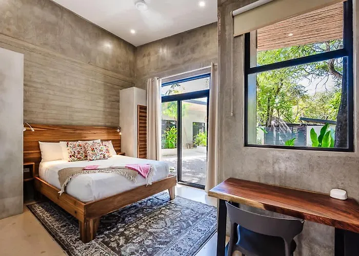 Steps To The Main Surf Break - 6 Bedroom Holiday home Refundores