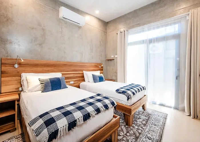 Steps To The Main Surf Break - 6 Bedroom Refundores