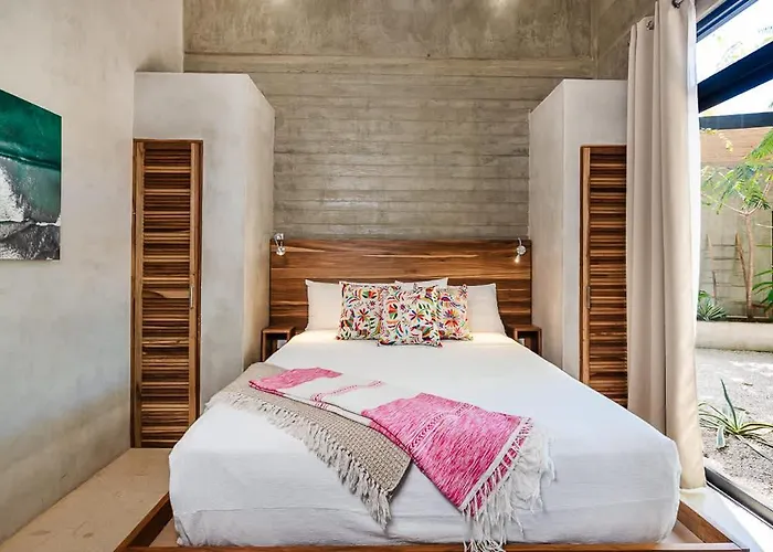 Steps To The Main Surf Break - 6 Bedroom Holiday home