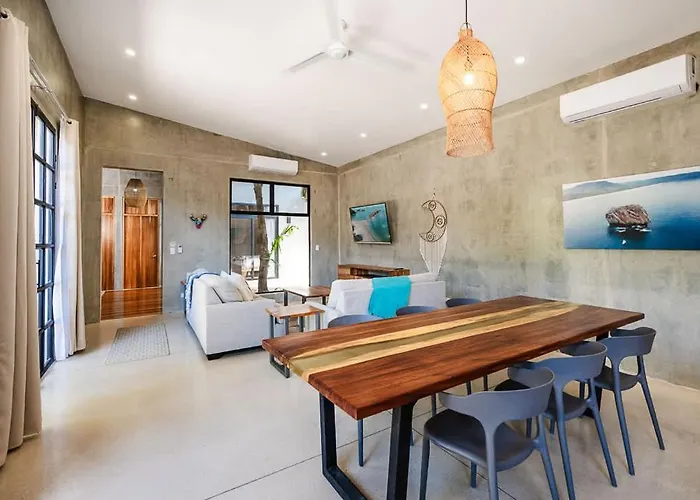 Holiday home Steps To The Main Surf Break - 6 Bedroom